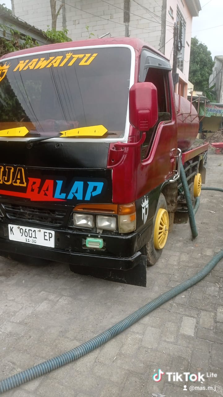 Truk sedot septic tank